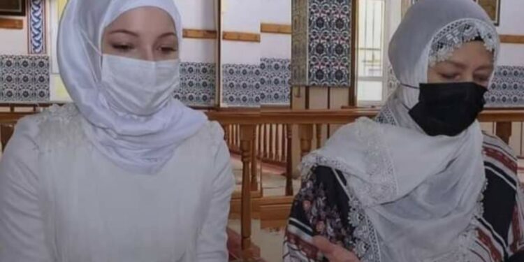 फ्रांस में रहने वाली माँ बेटी ने क़ुबूल किया इस्लाम धर्म