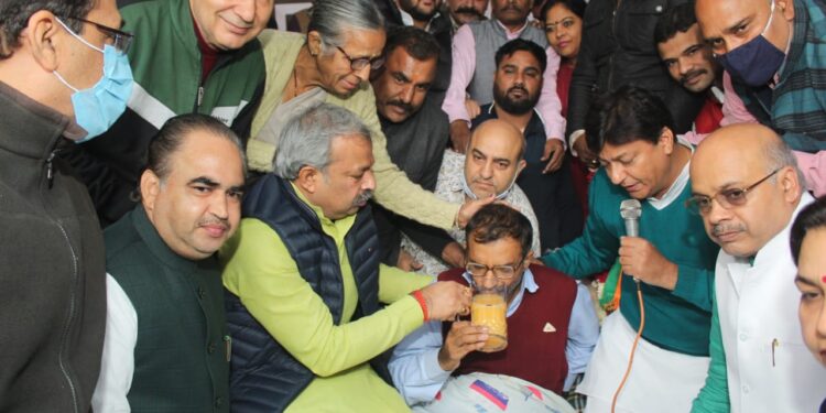 पिछले 9 दिनों से नई आबकारी नीति के खिलाफ भूख हड़ताल पर बैठे समाज सेवी ने अनशन तोड़ा