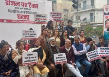 डीजल पर वैट कम करने की मांग को लेकर दिल्ली में भाजपा का विरोध प्रदर्शन