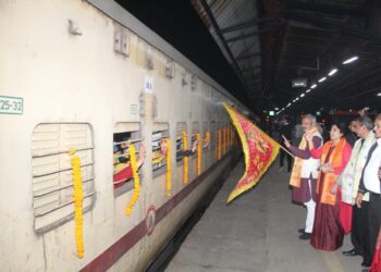 प्रदेश भाजपा ने महिलाओं को अयोध्या दर्शन के लिए झंडी दिखाकर ट्रेन को रवाना किया