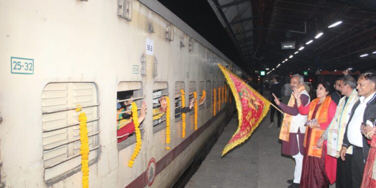 प्रदेश भाजपा ने महिलाओं को अयोध्या दर्शन के लिए झंडी दिखाकर ट्रेन को रवाना किया