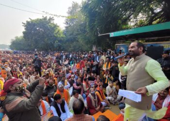 वेतन की मांग को लेकर पुजारियों का केजरीवाल आवास पर विरोध प्रदर्शन