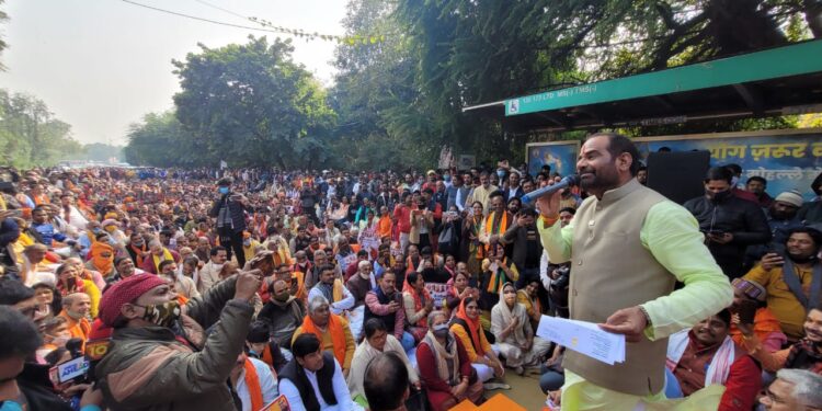 वेतन की मांग को लेकर पुजारियों का केजरीवाल आवास पर विरोध प्रदर्शन