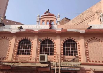 पीएम मोदी के दौरे से पहले भगवा रंग में रंगी मस्जिद