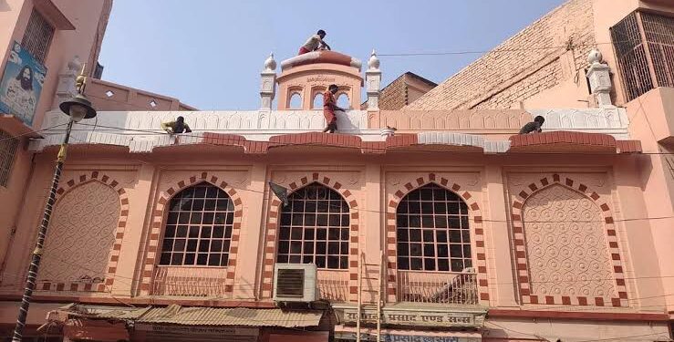 पीएम मोदी के दौरे से पहले भगवा रंग में रंगी मस्जिद