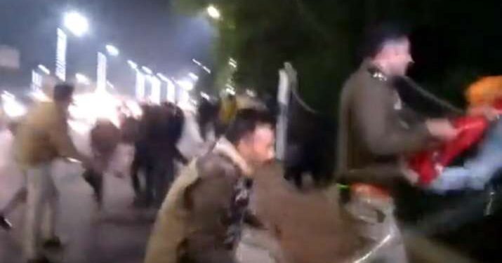 यूपी में नौकरी की तलाश कर रहे युवाओं को मिल रहे हैं लाठी-डंडे 