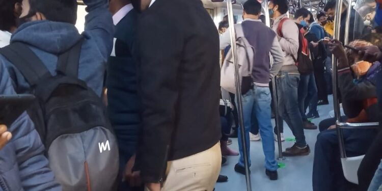 ओमीक्रोन महामारी के चलते मेट्रो में भयानक भीड़, मेट्रो सुरक्षा की बड़ी चूक