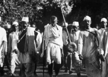 जिस नफ़रत ने गांधी को मारा उसी की चपेट में हैं नौजवान हमारे 