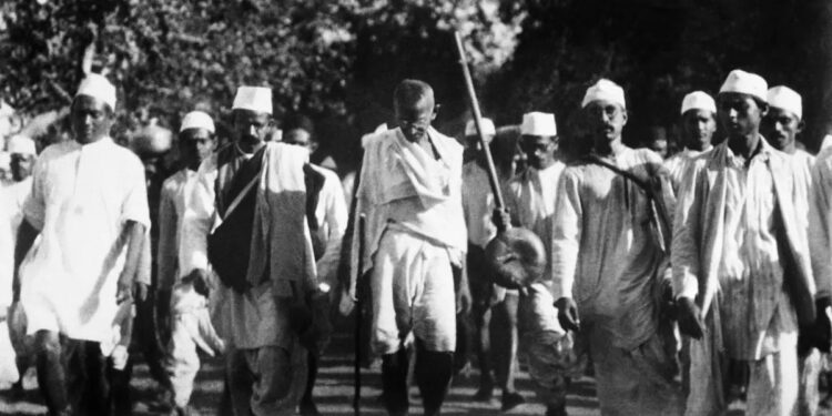 जिस नफ़रत ने गांधी को मारा उसी की चपेट में हैं नौजवान हमारे 