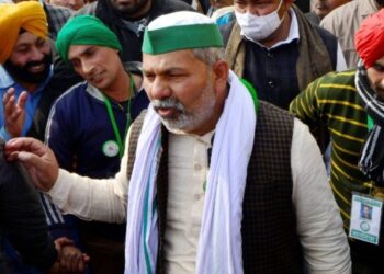 राकेश टिकैत का टोक देना और ऐंकर का भरभरा जाना