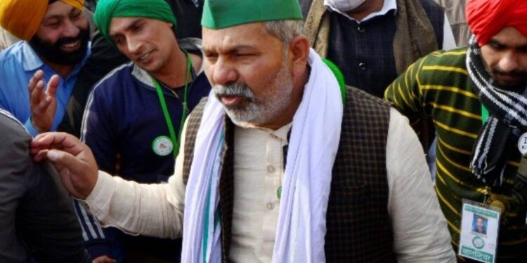 राकेश टिकैत का टोक देना और ऐंकर का भरभरा जाना