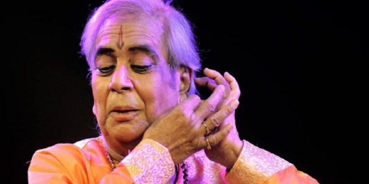 कथक सम्राट बिरजू महाराज का दिल का दौरा पड़ने से निधन