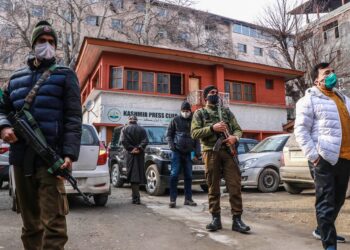 कश्मीर प्रेस क्लब पर पुलिस का पहरा, घर फूटे, समझदार लूटे!