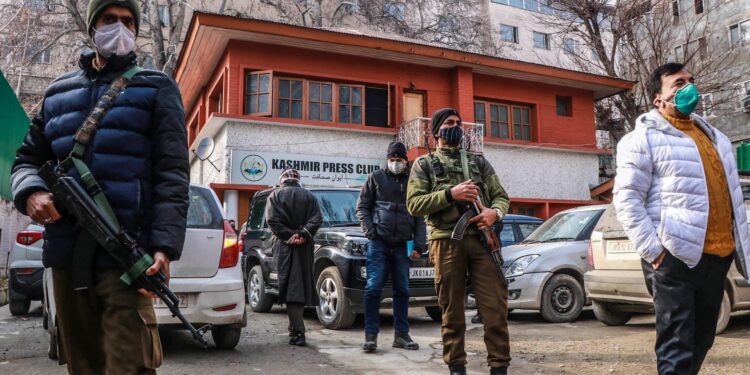कश्मीर प्रेस क्लब पर पुलिस का पहरा, घर फूटे, समझदार लूटे!