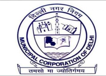 नगर निगम ने छज्जे को खतरनाक घोषित किया