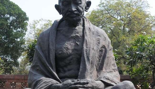 बुद्ध की ध्‍यान मुद्रा और गांधी की पहली प्रतिमा