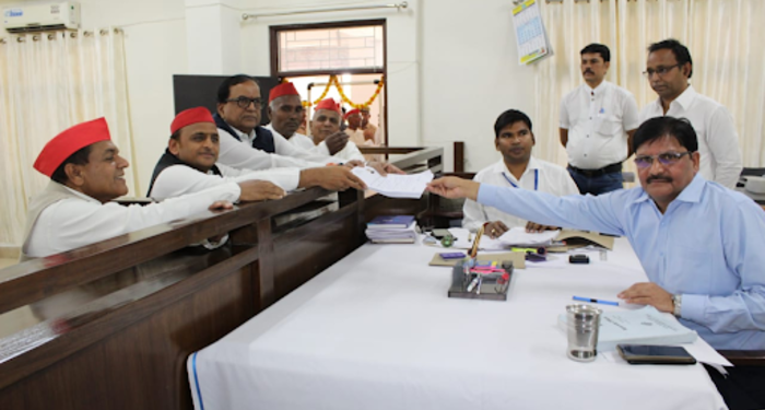 अखिलेश यादव ने दाखिल किया नामांकन, साथ में मौजूद रहे ये नेता