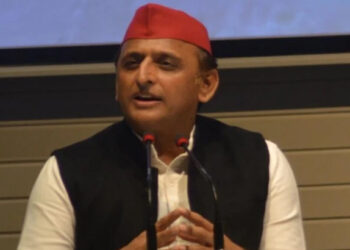 बाबा दो चरणों में हार चुके हैं, अब भी नहीं मान रहे हैं: अखिलेश यादव