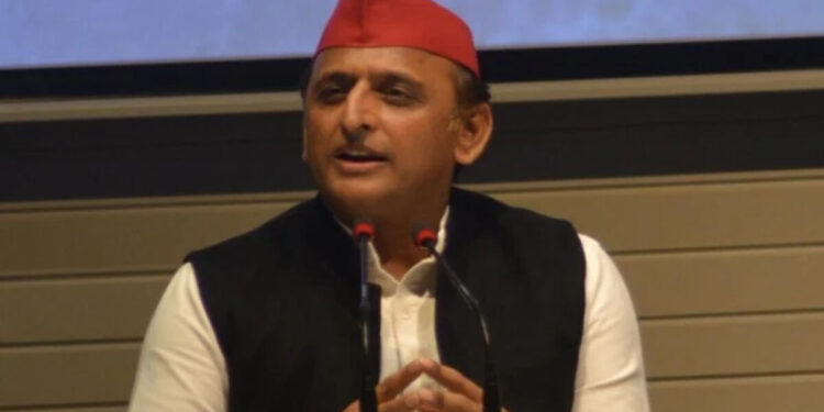 बाबा दो चरणों में हार चुके हैं, अब भी नहीं मान रहे हैं: अखिलेश यादव