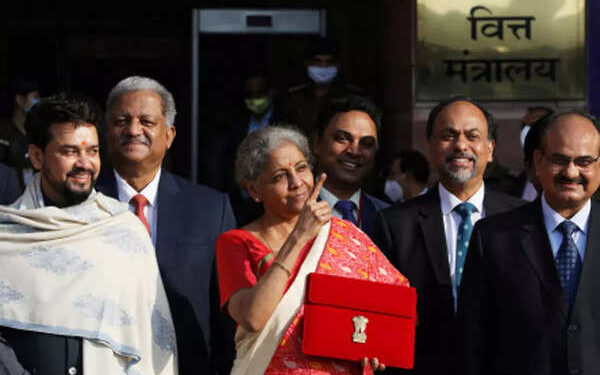 Budget 2022: एलआईसी, आईपीओ, लाखों नौकरियां और निजी निवेश को बढ़ावा: निर्मला सीतारमण