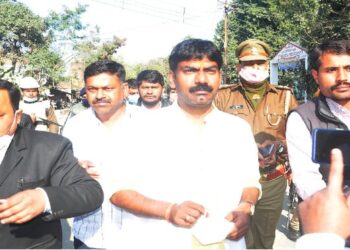 प्रतापगढ़ से राजा भैया के खिलाफ सपा के गुलशन यादव ने दाखिल किया नामांकन