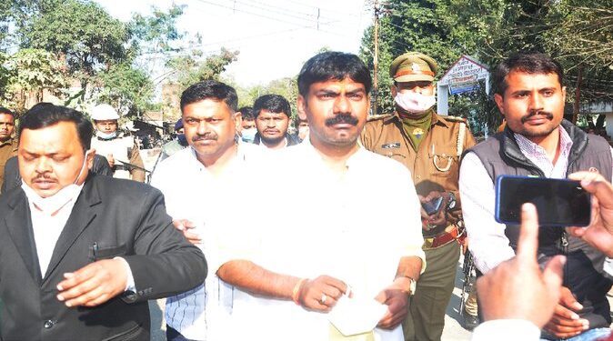 प्रतापगढ़ से राजा भैया के खिलाफ सपा के गुलशन यादव ने दाखिल किया नामांकन