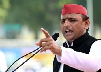 ऐ पुलिस… तुम से ज्यादा बदतमीज… मंच से खाकी वालों पर भड़के अखिलेश