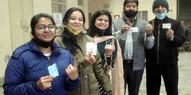 UP Election : पहले चरण में 55 फीसदी से ज्यादा मतदान, 623 उम्मीदवारों की किस्मत EVM में लॉक