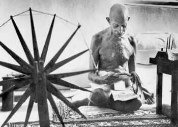अकेले चरखे से गांधी को समझना नासमझी है!