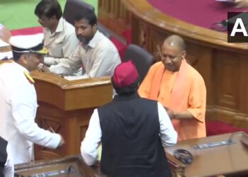 लखनऊ : विधान भवन में गर्मजोशी से मिले CM योगी और अखिलेश यादव