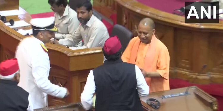 लखनऊ : विधान भवन में गर्मजोशी से मिले CM योगी और अखिलेश यादव
