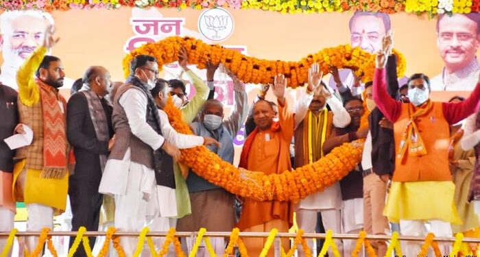 नौकरशाही और राजनीति.