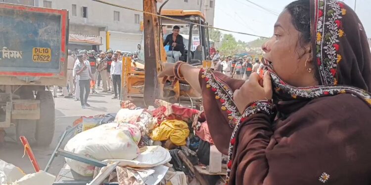 विधिक शासन के ध्वस्त हो जाने का प्रतीक है बुलडोजर.