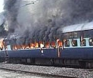 अग्रिपथ के विरोध में नाराज युवाओं ने ट्रेन जलाई, कई ट्रेनों का परिचालन बंद