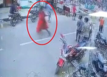 भरे बाजार में पति से हाथ छुड़ाकर प्रेमी संग फरार हुई दुल्हन, वीडियो वायरल