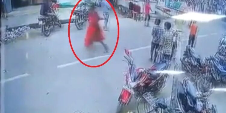 भरे बाजार में पति से हाथ छुड़ाकर प्रेमी संग फरार हुई दुल्हन, वीडियो वायरल