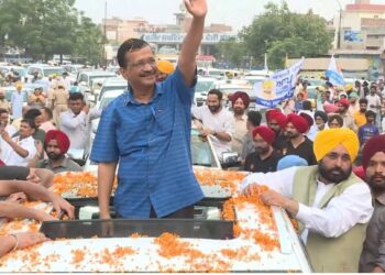 सर इतना मत झुकाओ कि “दस्तार” गिर पड़े- केजरीवाल की गाड़ी से लटके भगवंत मान पर कुमार विश्वास का तंज