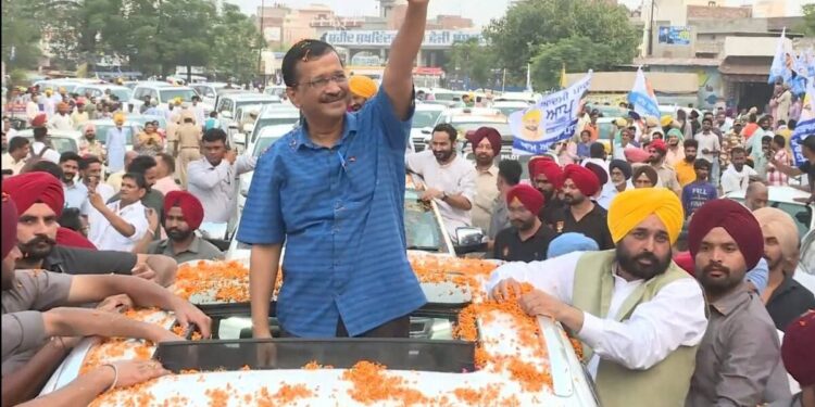 सर इतना मत झुकाओ कि “दस्तार” गिर पड़े- केजरीवाल की गाड़ी से लटके भगवंत मान पर कुमार विश्वास का तंज