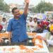 सर इतना मत झुकाओ कि “दस्तार” गिर पड़े- केजरीवाल की गाड़ी से लटके भगवंत मान पर कुमार विश्वास का तंज