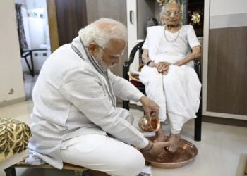 मां हीराबेन के 100वें जन्‍मदिन पर मिलने पहुंचे PM मोदी, पांव पखारे
