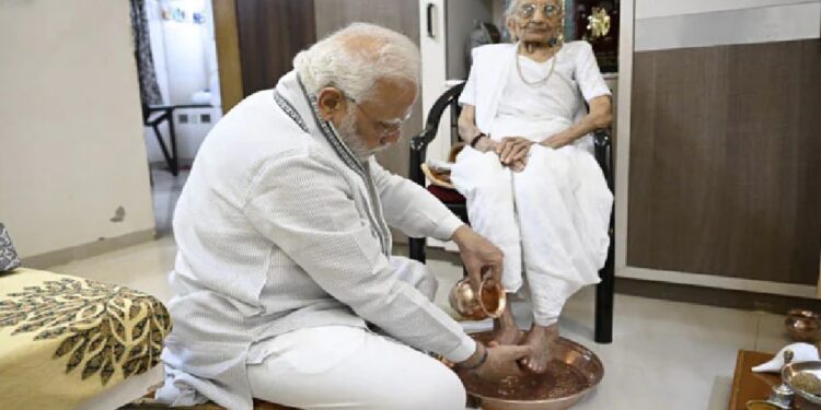 मां हीराबेन के 100वें जन्‍मदिन पर मिलने पहुंचे PM मोदी, पांव पखारे