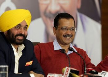 पंजाब संभाले आप सरकार