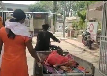 यूपी में ठेले पर स्वास्थ्य सेवा ! न एंबुलेंस न स्ट्रेचर मरीज बेहाल