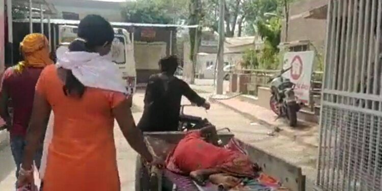 यूपी में ठेले पर स्वास्थ्य सेवा ! न एंबुलेंस न स्ट्रेचर मरीज बेहाल