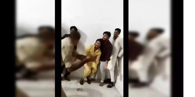 थाने में पिटाई वाले वीडियो पर बोले पुलिस अधिकारी, हमें नहीं पता वीडियो कहां का है
