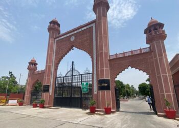 एक ही झटके में AMU के पाठ्यक्रम में बदलाव किसके कहने पर हुआ?