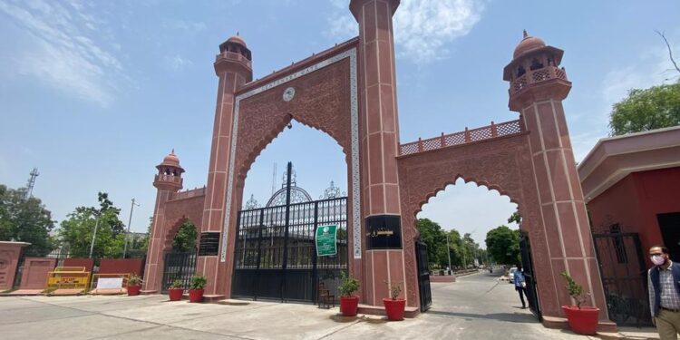 एक ही झटके में AMU के पाठ्यक्रम में बदलाव किसके कहने पर हुआ?