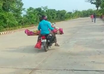 शर्मनाक : अस्पताल में न इलाज, न शव वाहन, बाइक पर मां की लाश ढोकर 80KM ले गए बेटे