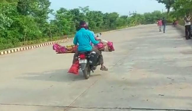 शर्मनाक : अस्पताल में न इलाज, न शव वाहन, बाइक पर मां की लाश ढोकर 80KM ले गए बेटे