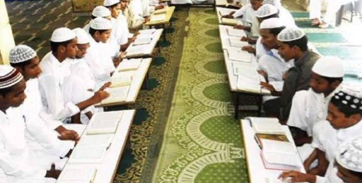 एक मदरसा ऐसा भी….! जिसके प्रिंसिपल एक पंडित जी